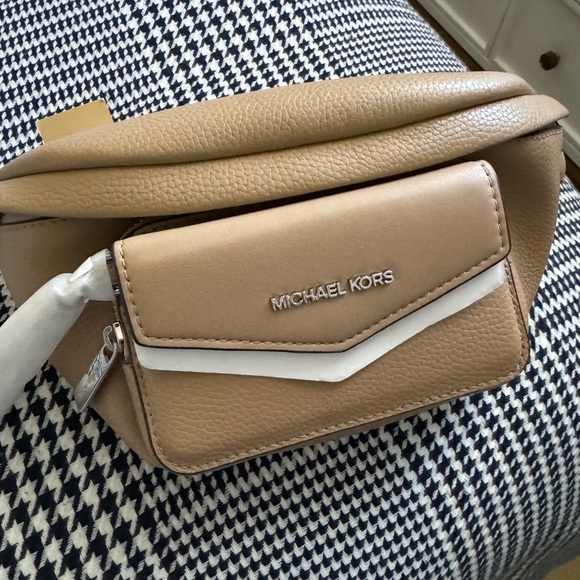 NWT🎉Michael Kors Maisie Large Pebbled Leather 2-in-1 Sling Pack in Camel $548 - Picture 5 of 10